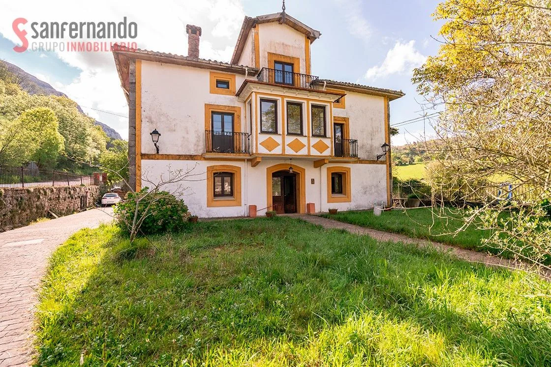 Large Matienzo house with renovation potential