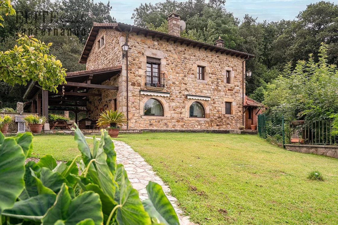 Casa histórica de piedra con ermita privada