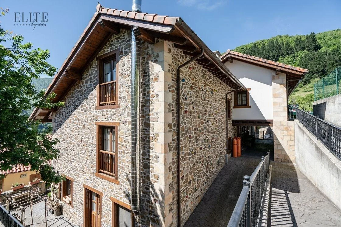 Recent nine-bedroom property in Liébana