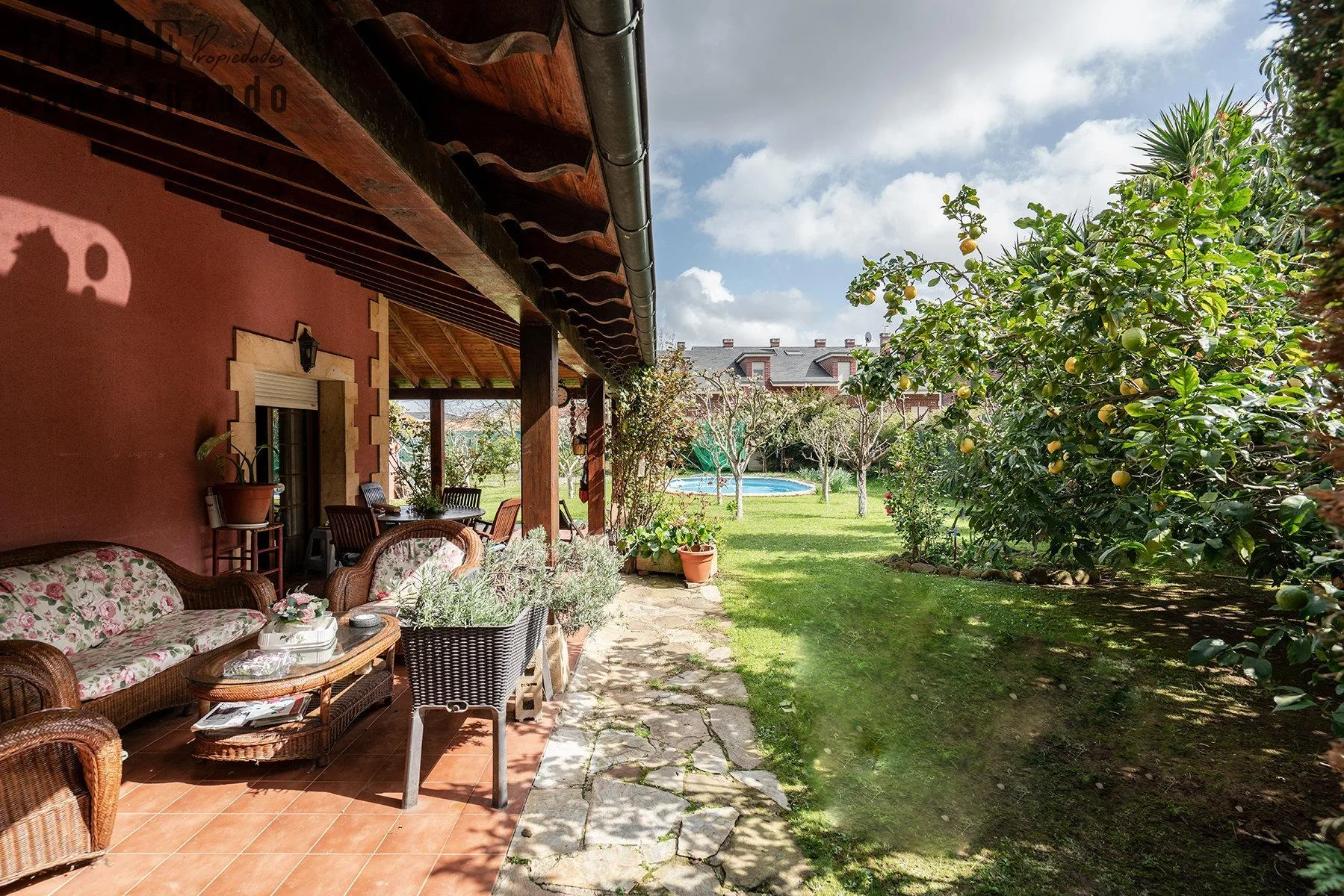 Chalet amplio en Tanos con piscina privada