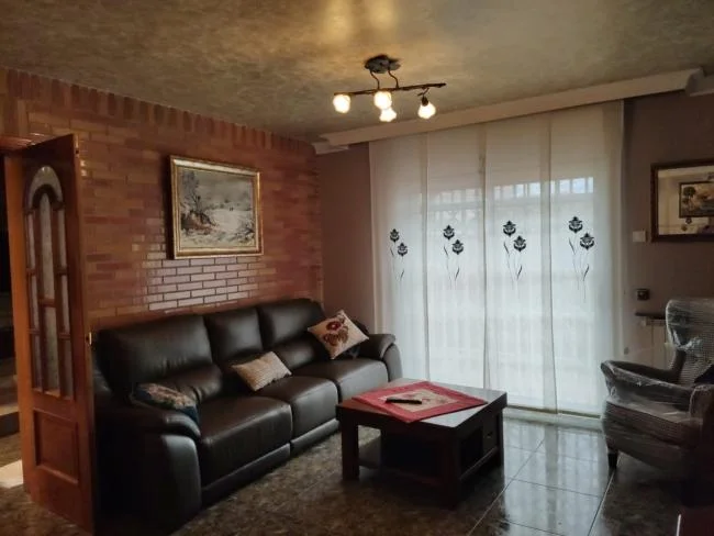 Casa de cinco habitaciones con jardín en Cervera