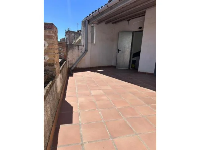Edificio reformado de uso mixto con terraza