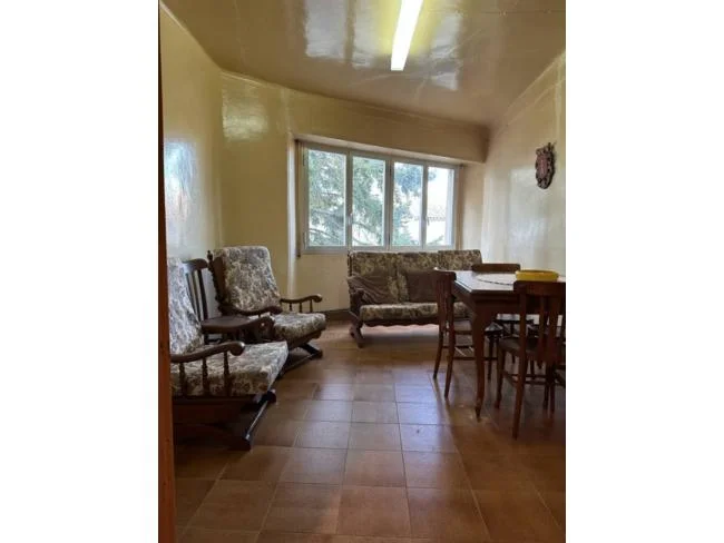 Casa de tres plantas con cuatro habitaciones