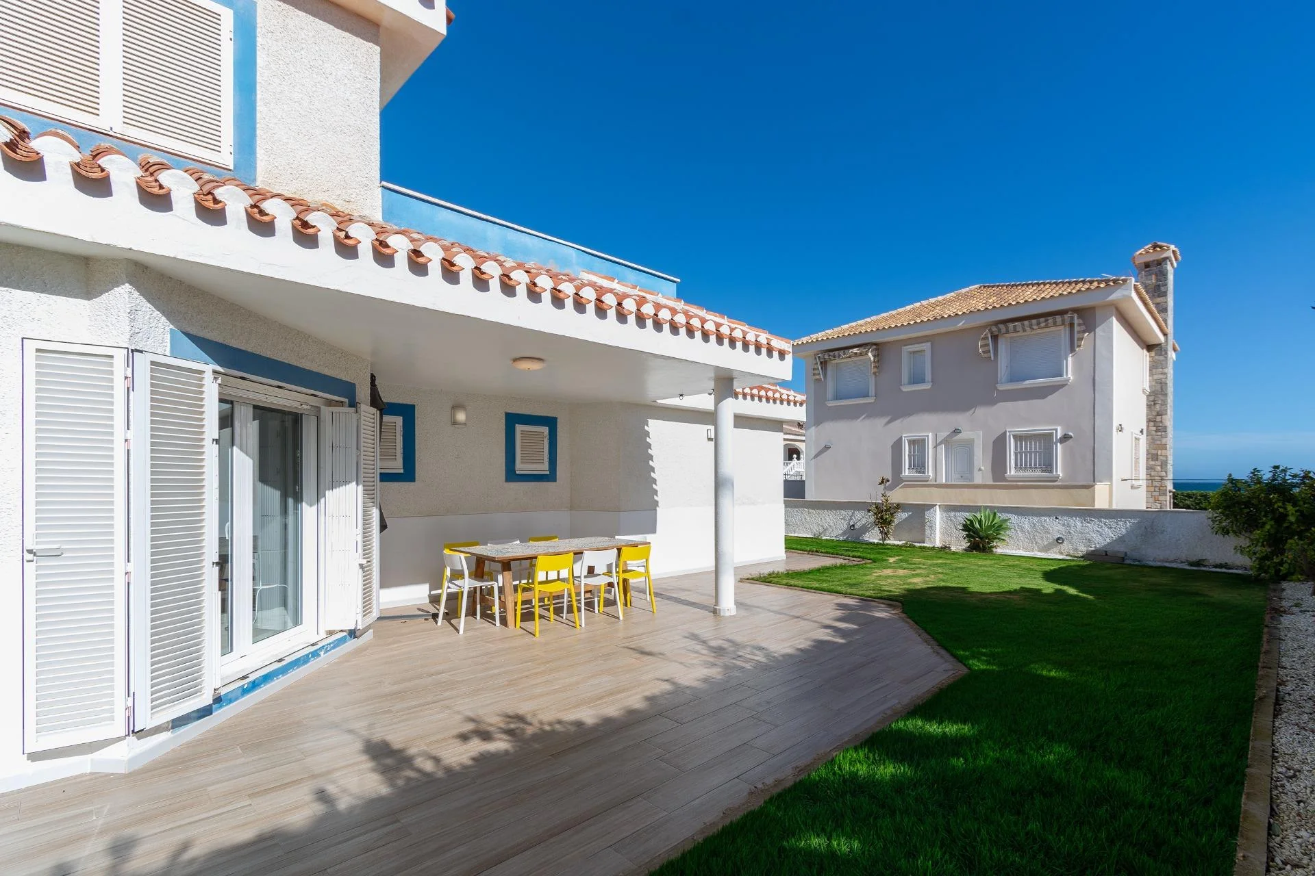 Chalet reformado de seis suites junto al Mediterráneo