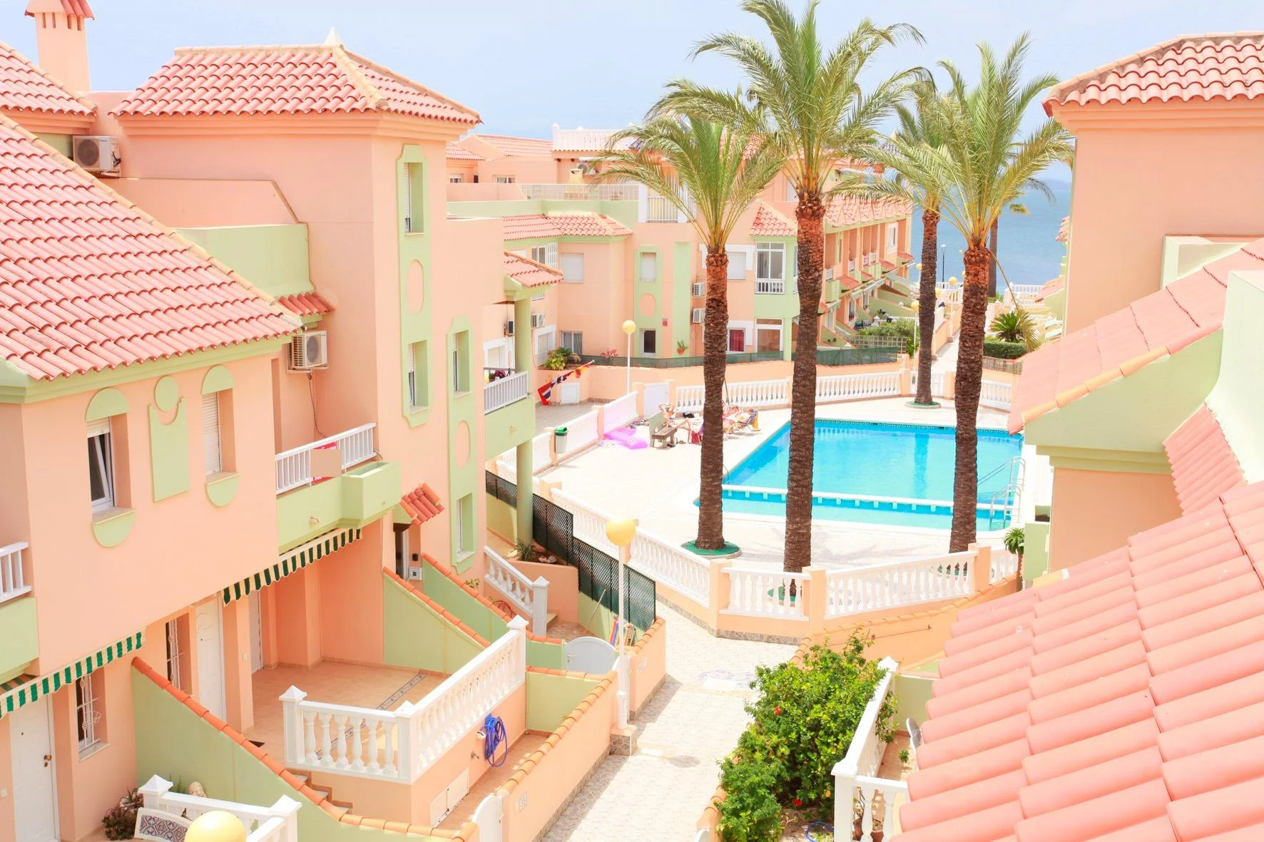 Dúplex costero con piscina comunitaria