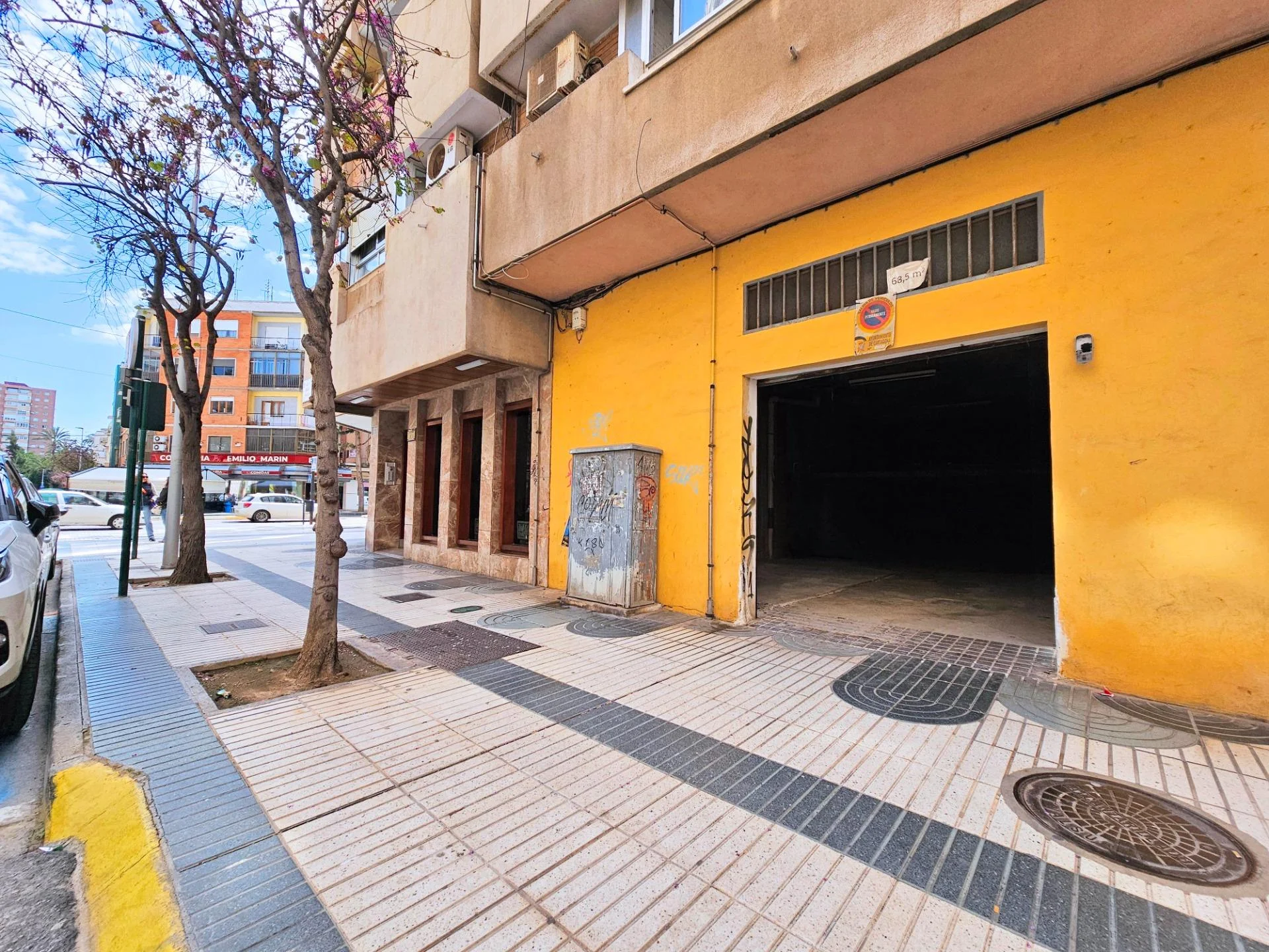 Reformable commercial unit with parking potential