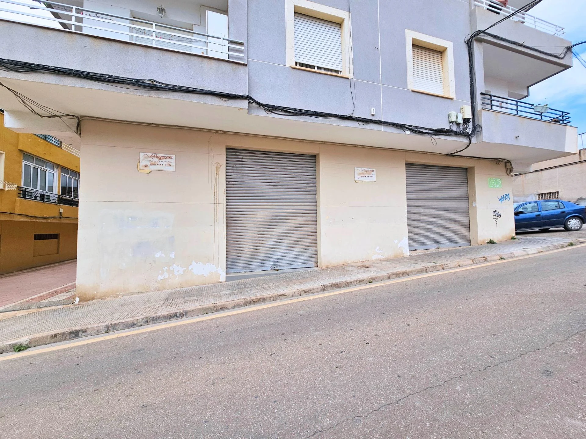 Reformable commercial unit with three façades