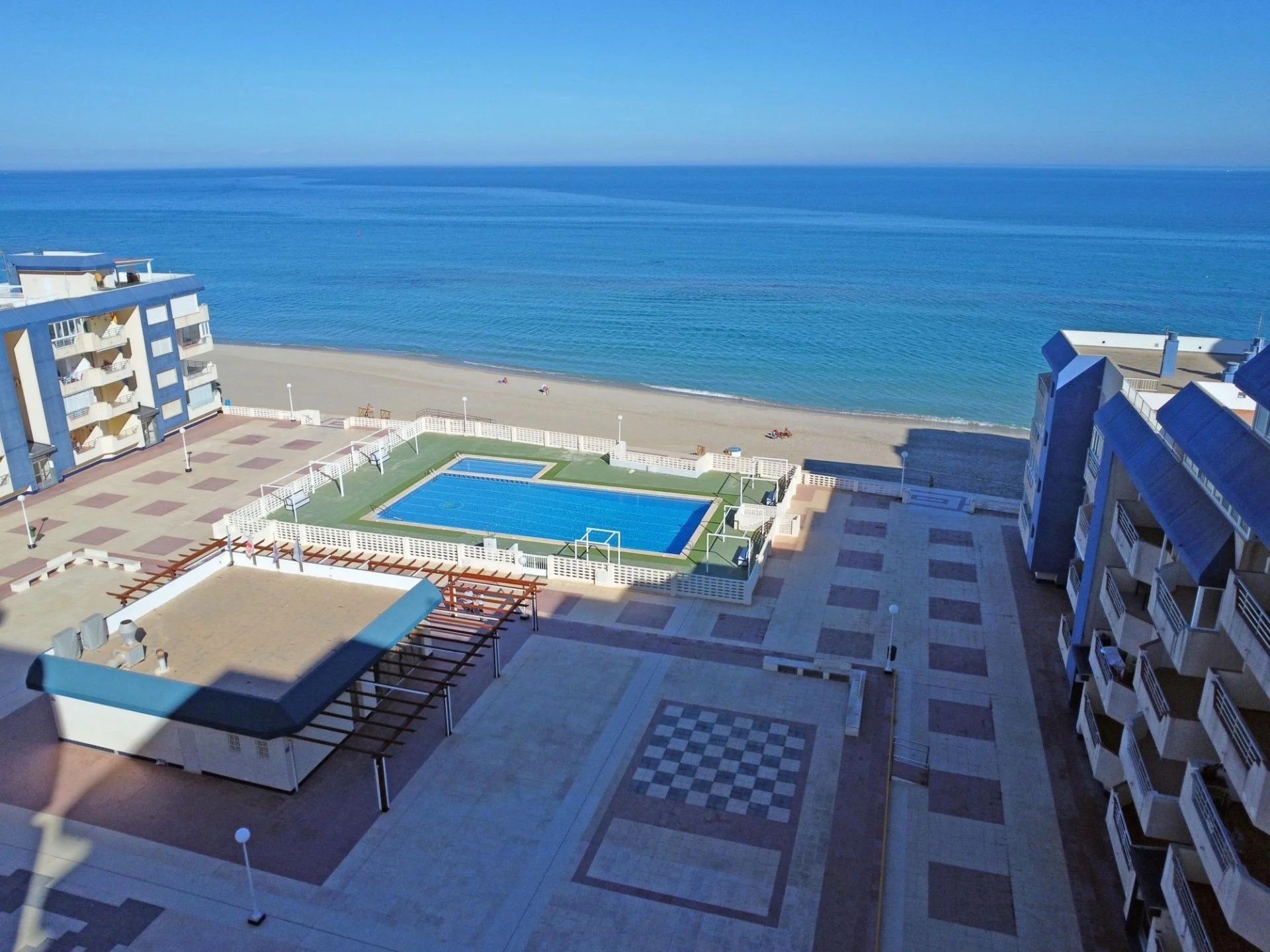 Sea-view flat with 40 m² terraces