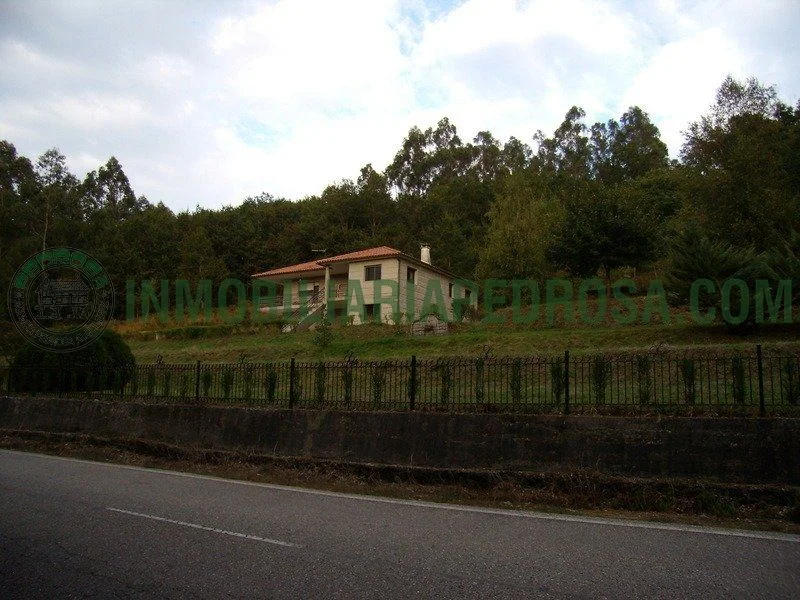 Large Valongo house with extensive plot