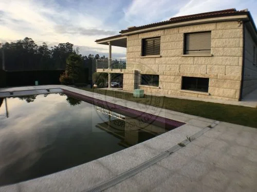 Large Bueu chalet with pool