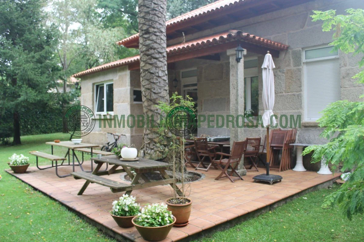Large chalet in Toja Island, 10 bedrooms