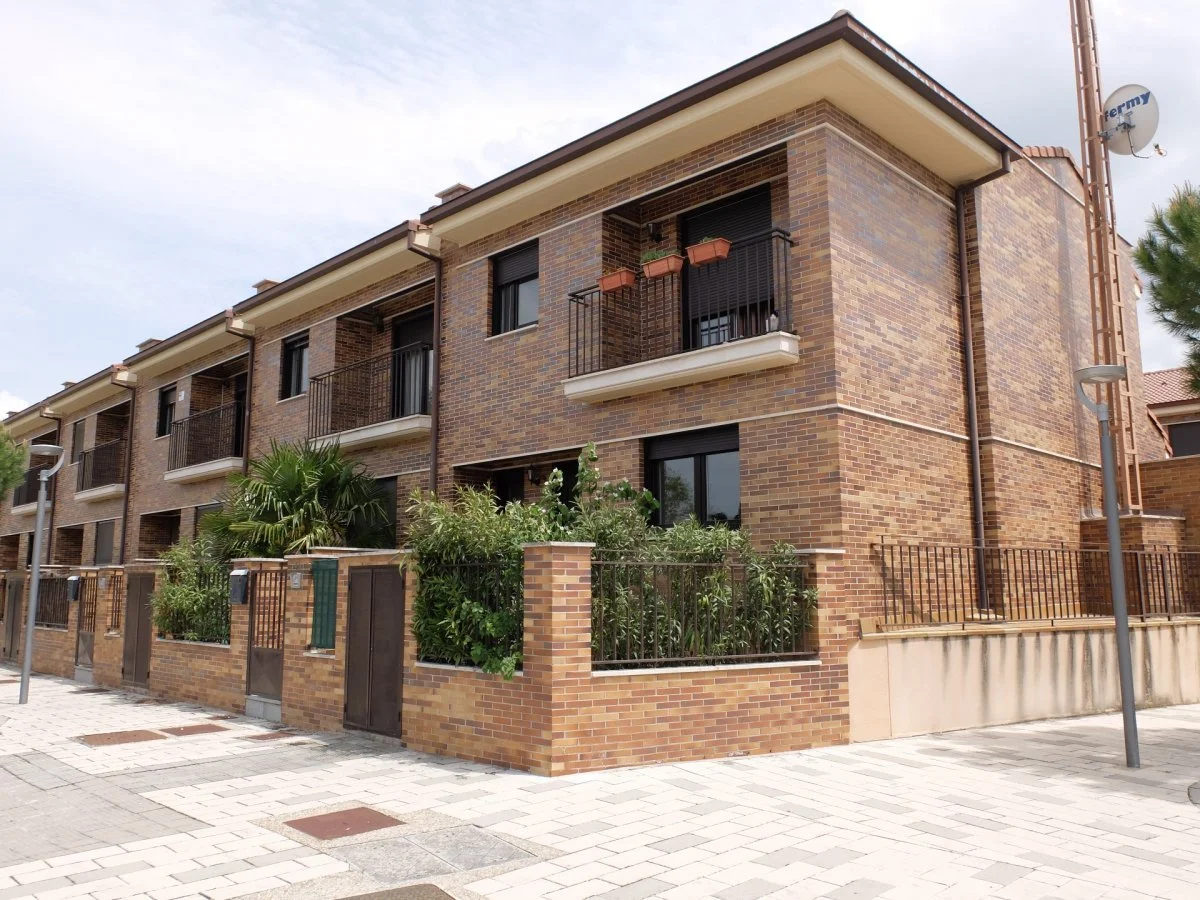 Three-storey townhouse with dual gardens