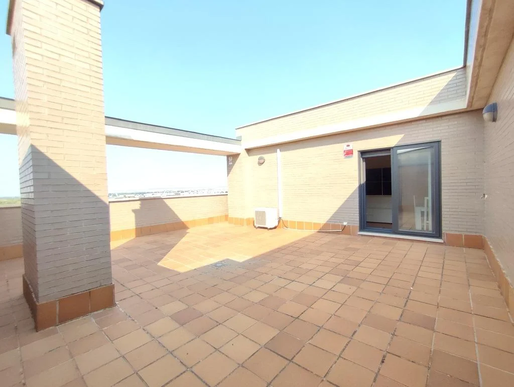 Bright penthouse with 48m² terrace