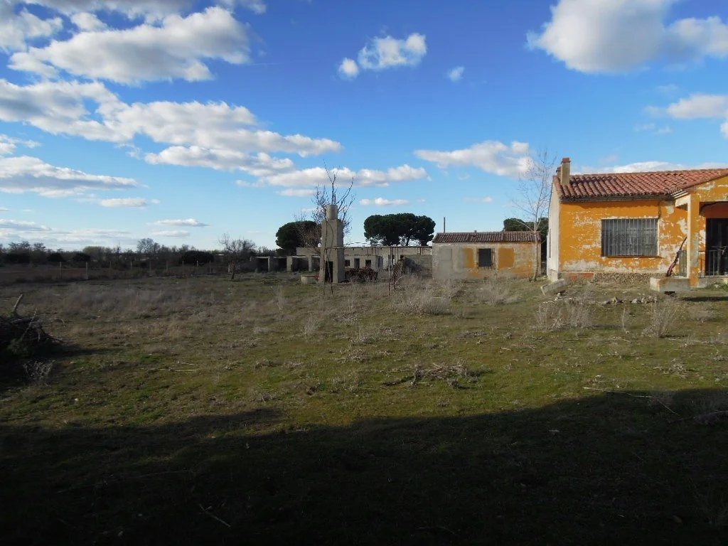 Rustic house with 8,000 m² plot