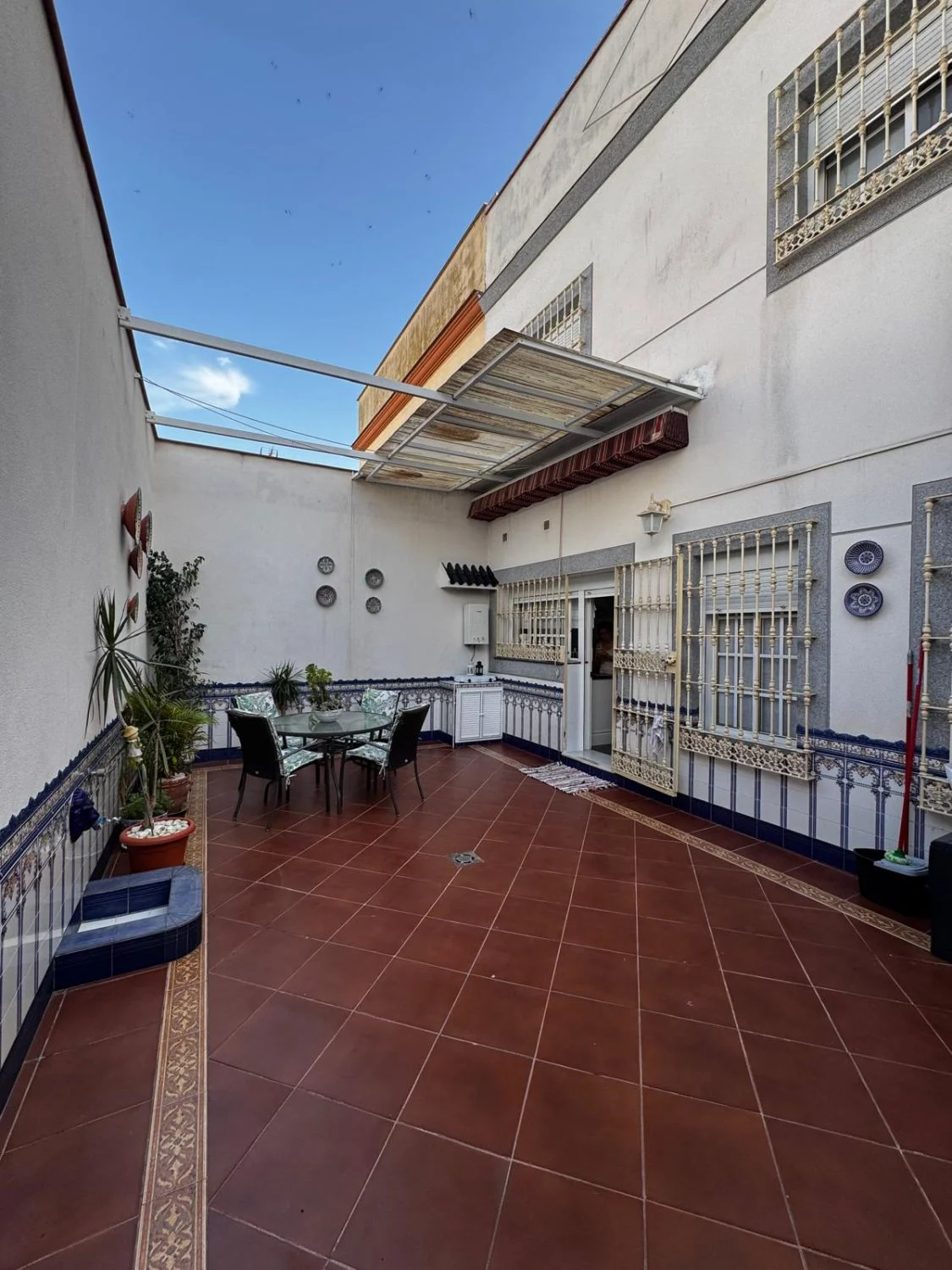 Casa de tres plantas y cuatro dormitorios