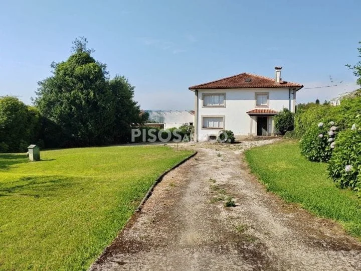 Three-storey chalet on large plot