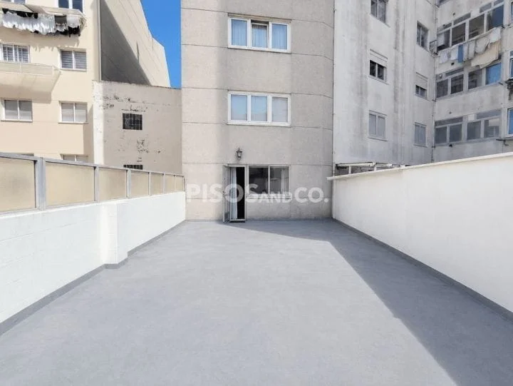 Spacious four-bedroom flat in A Coruña