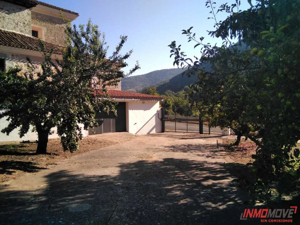 Amplia casa rural con parcela de 4.000 m²