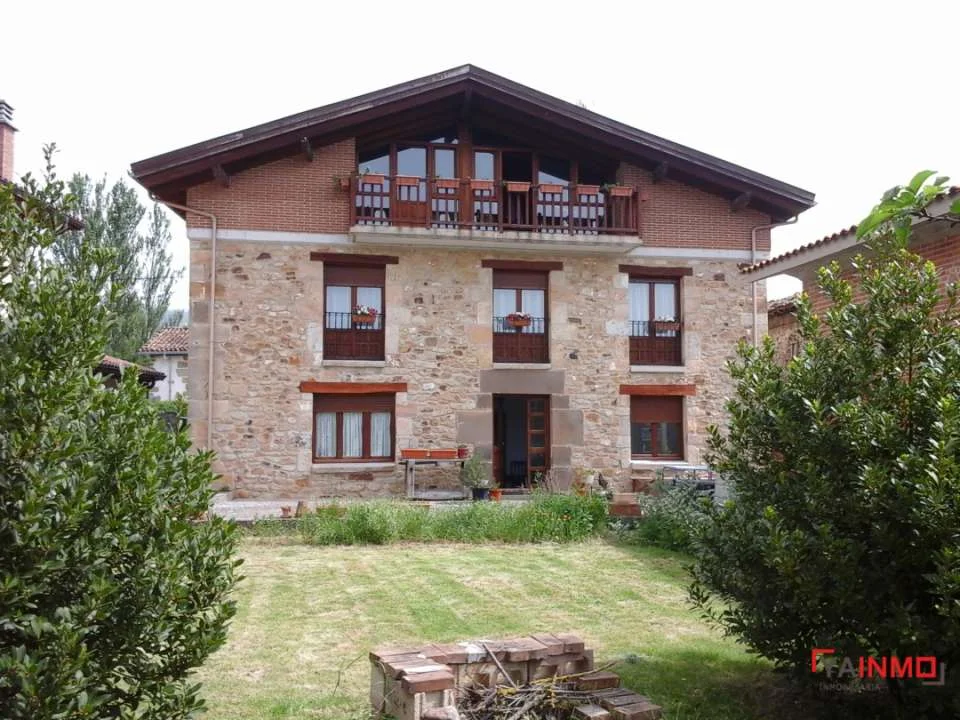 Casa rural rehabilitada, cinco dormitorios