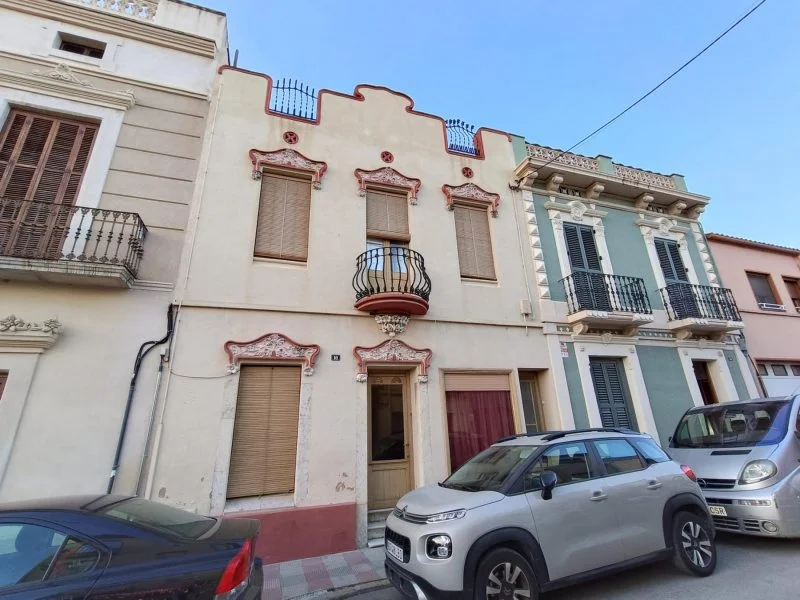 Reformable three-storey house with rental potential