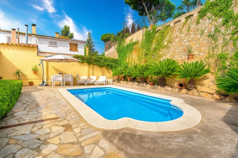 Casa costera reformada con piscina privada