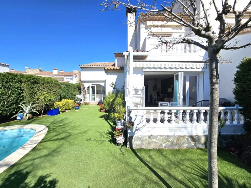 Central townhouse with private heated pool