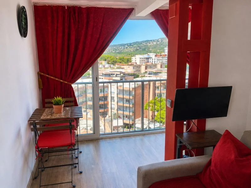 Estudio reformado con piscina comunitaria junto al mar