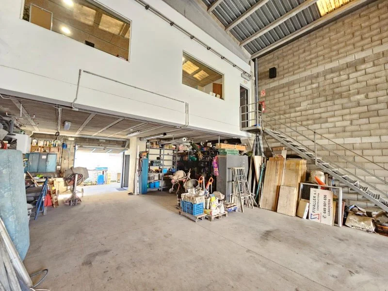 Nave industrial con altillo reforzado