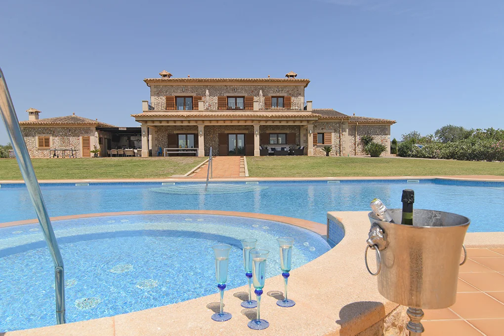 Rustic estate with holiday licence