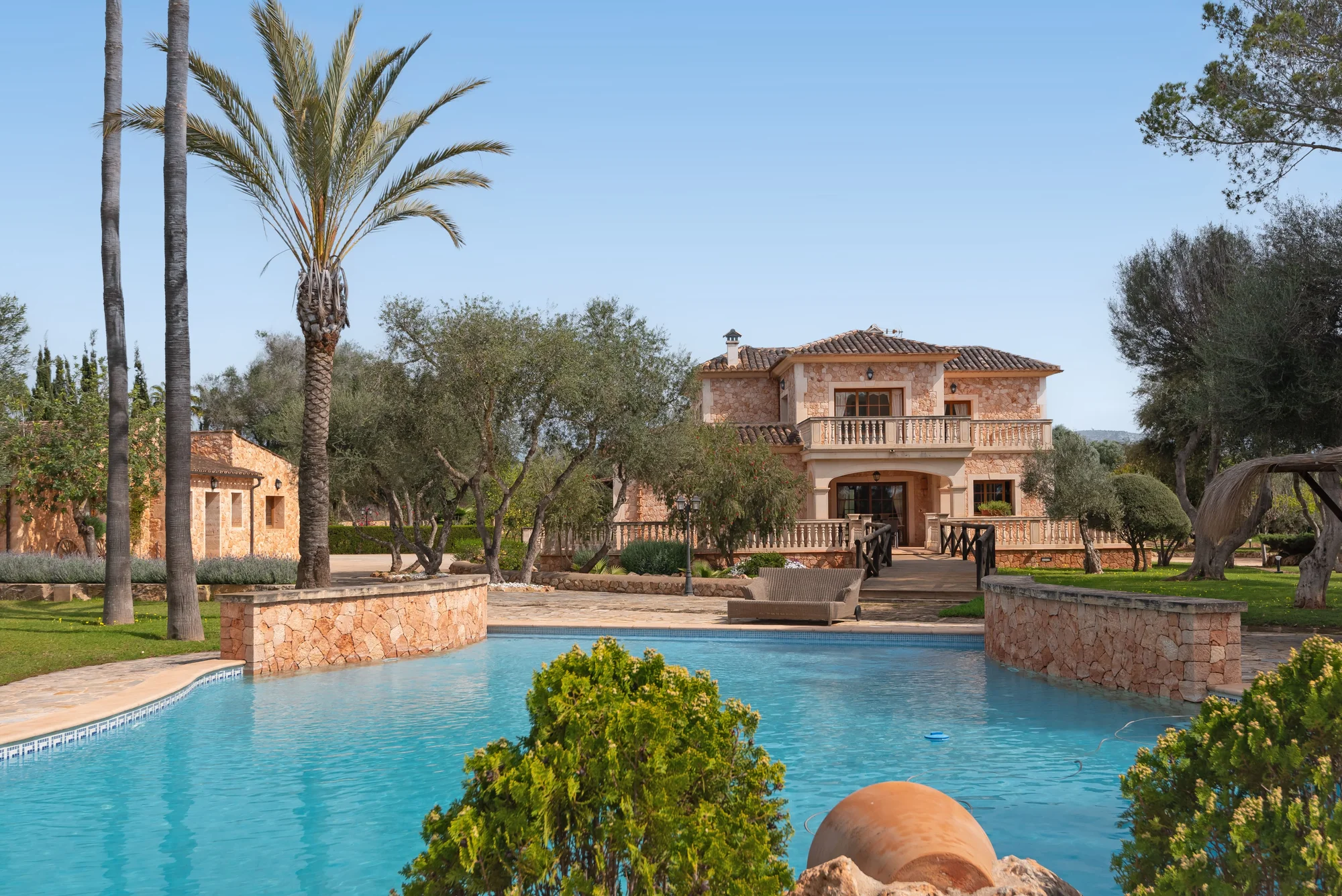 Licensed rural villa with guest apartments