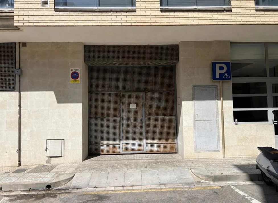Local a pie de calle con cuatro plazas
