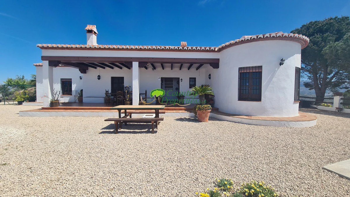 Casa rústica de campo con vistas al mar