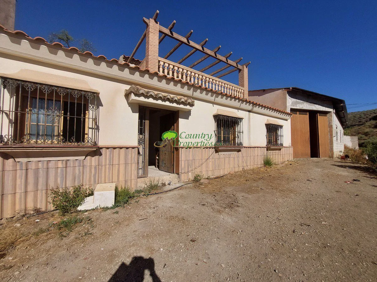 Casa de pueblo de tres dormitorios con nave