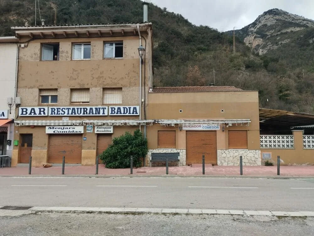Edificio restaurante con dos viviendas