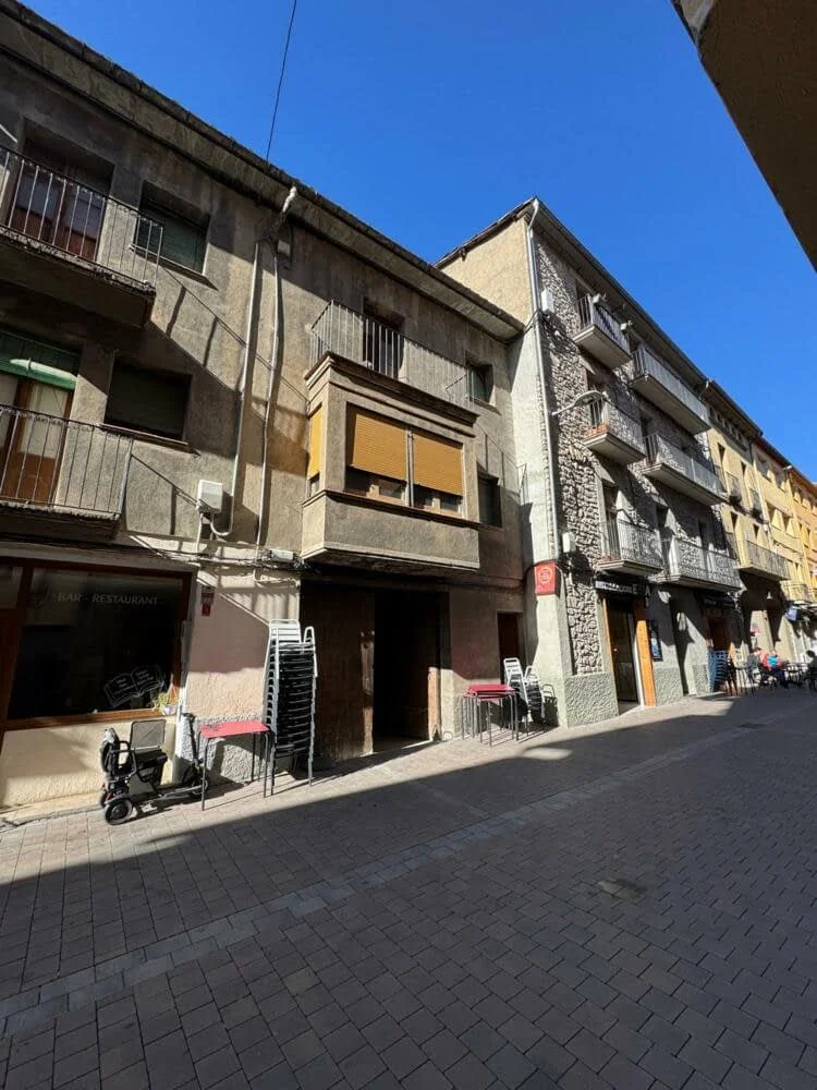 Edificio céntrico en Bagà con potencial de reforma