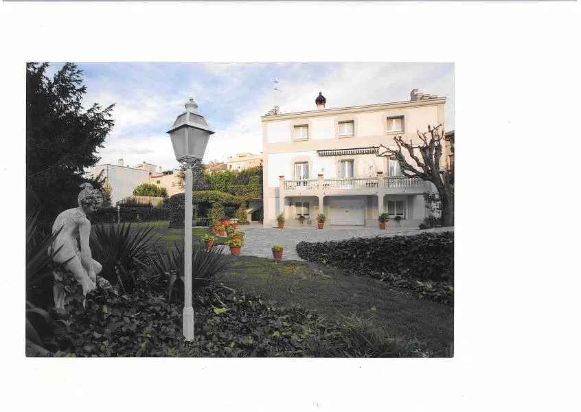 Chalet colonial reformado con jardín