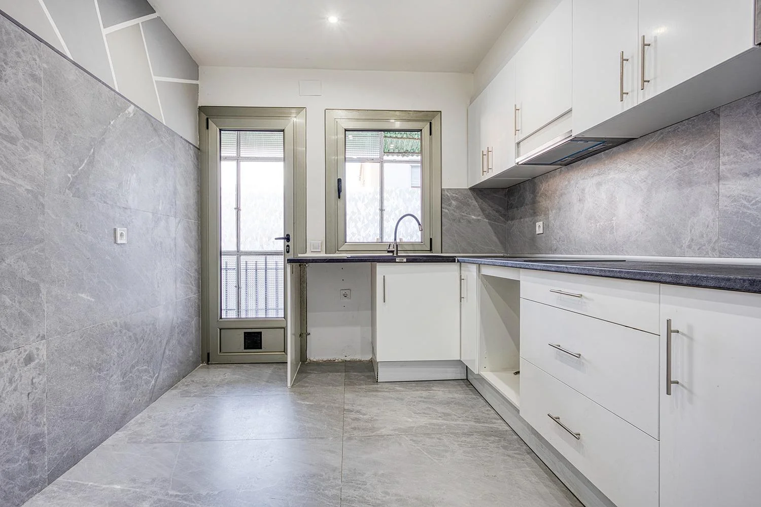 Renovated four-bedroom flat with terrace