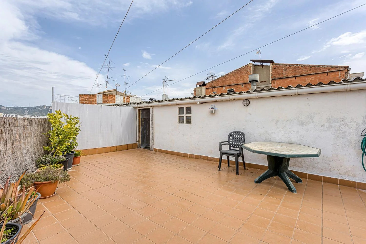Piso céntrico de cinco habitaciones con terraza