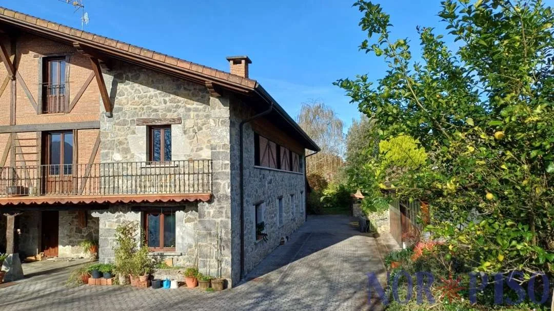 Large Ereño townhouse with 10,000 m² land