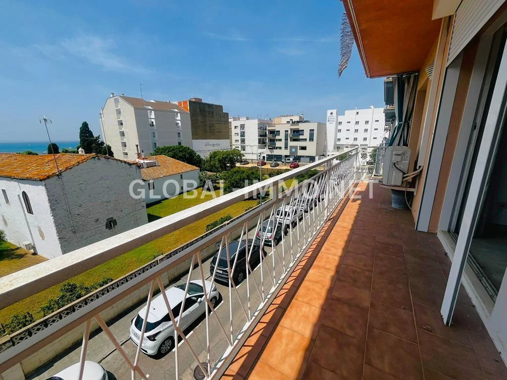 Three-bedroom Roses apartment with sea views