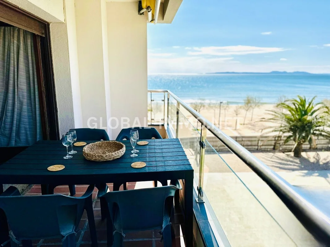 Beachfront apartment with tourist licence