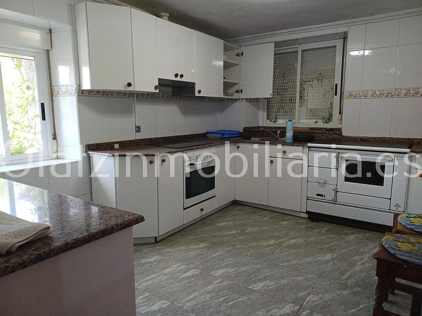 Large Karrantza house with expansion potential