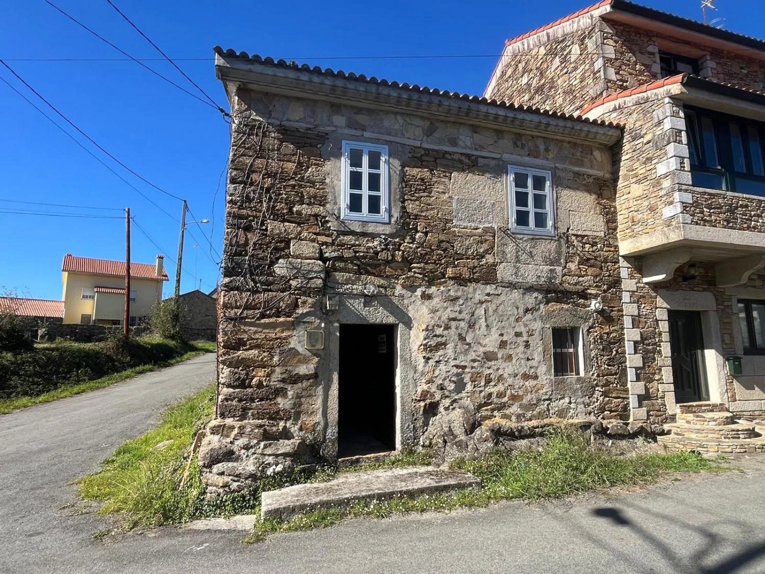 Casa de piedra con jardín de 1.300 m²