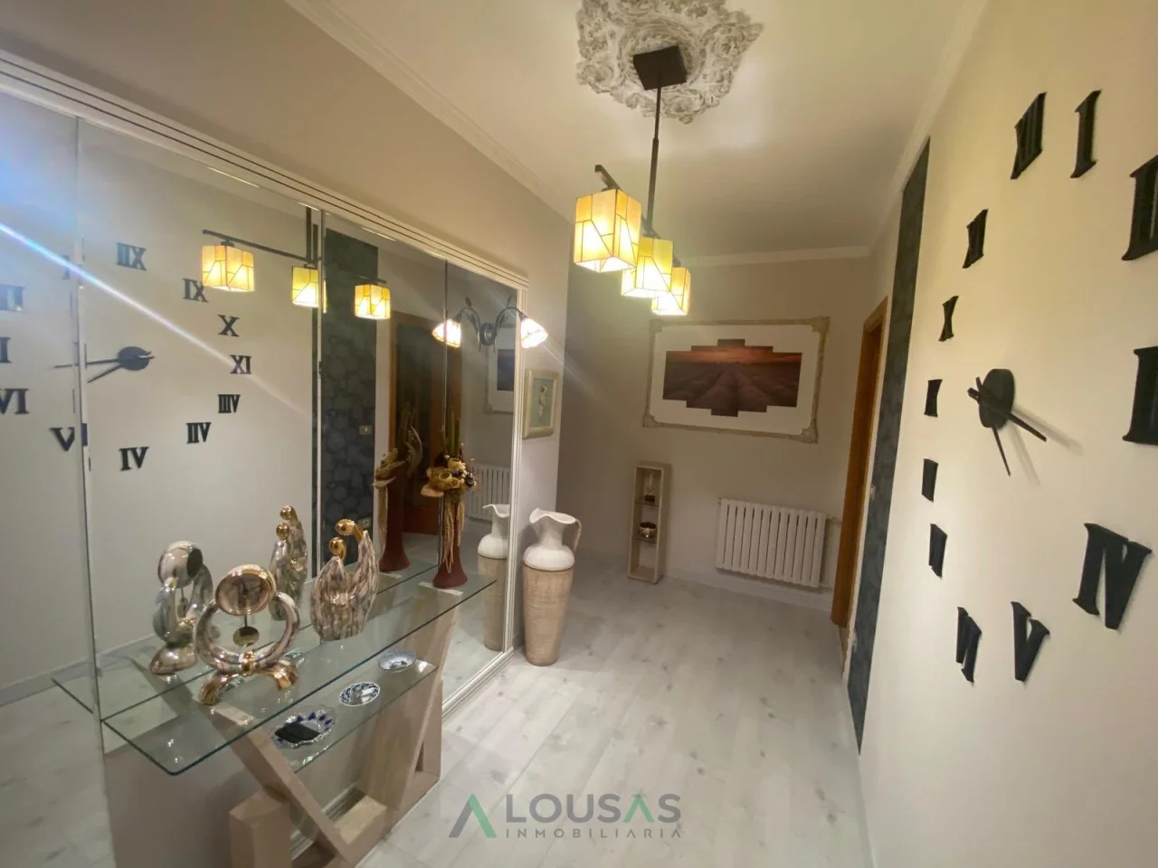 Central four-bedroom flat with garage