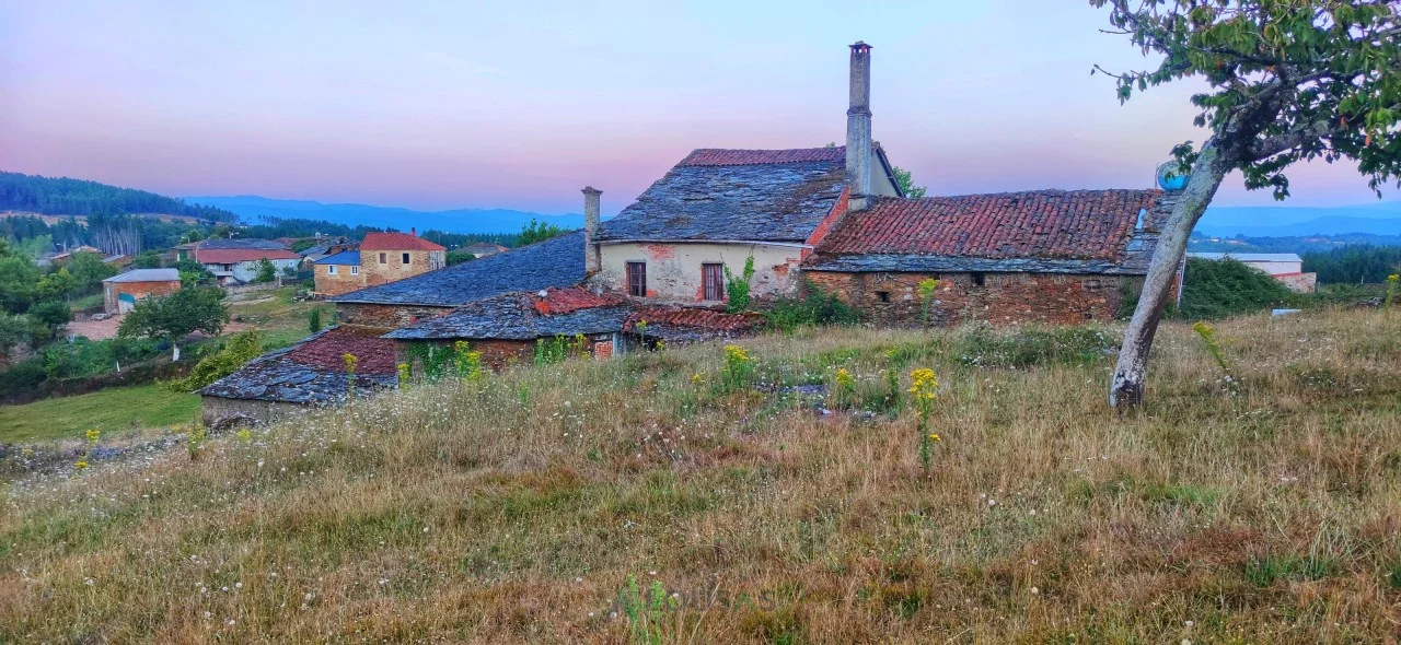 Historic stone house with 50,000 m²