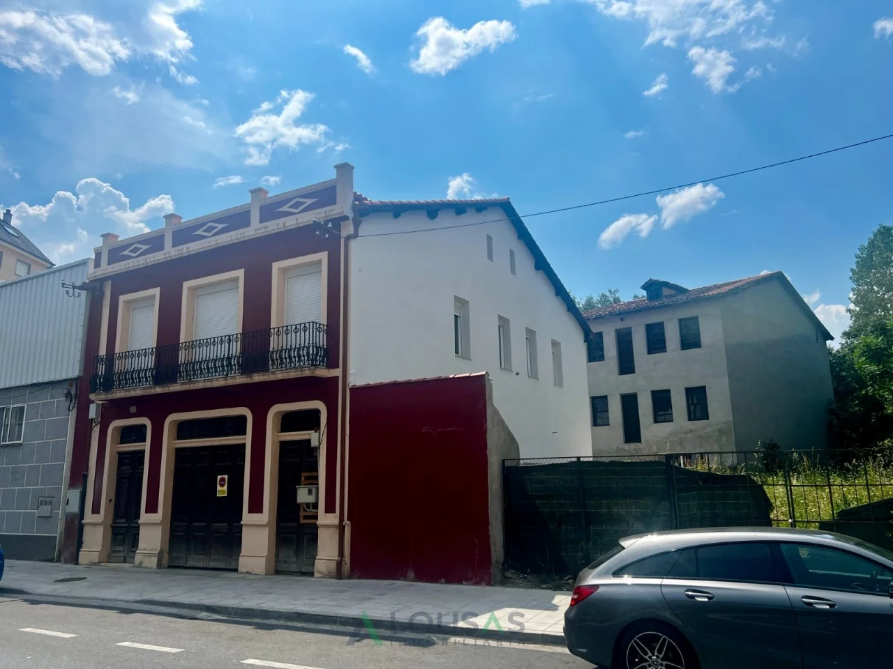 Riverside house with expansion potential