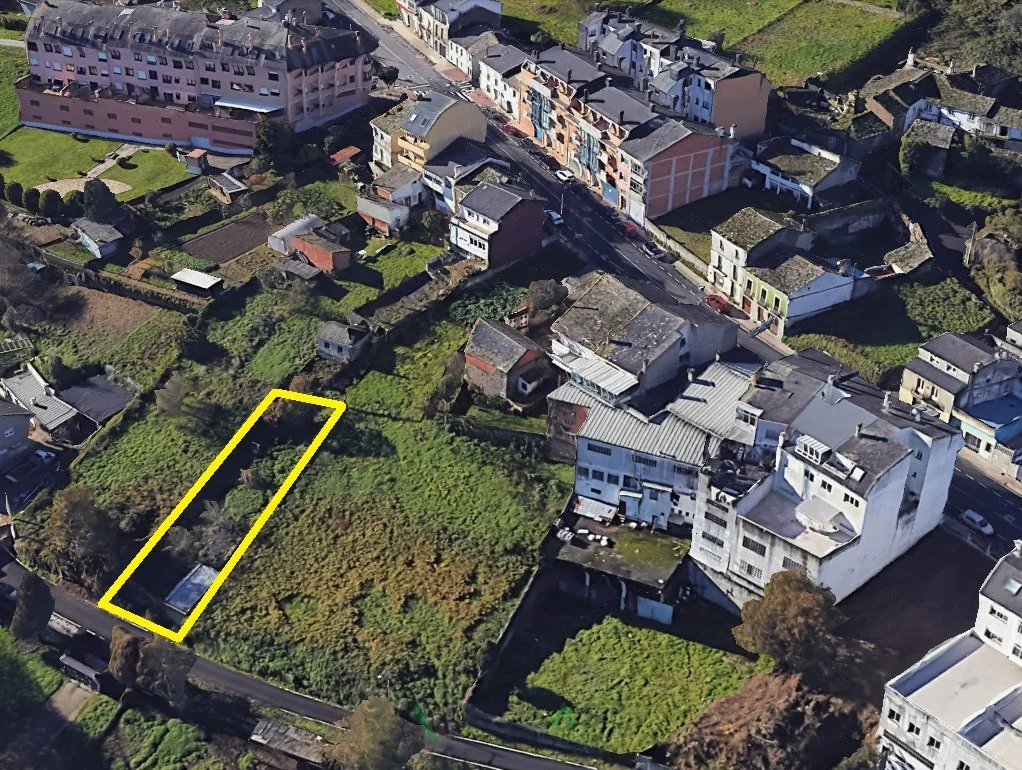 Rural Lugo plot with entrance garage