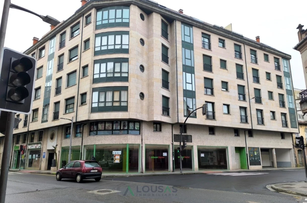 Corner commercial unit with 205 m²