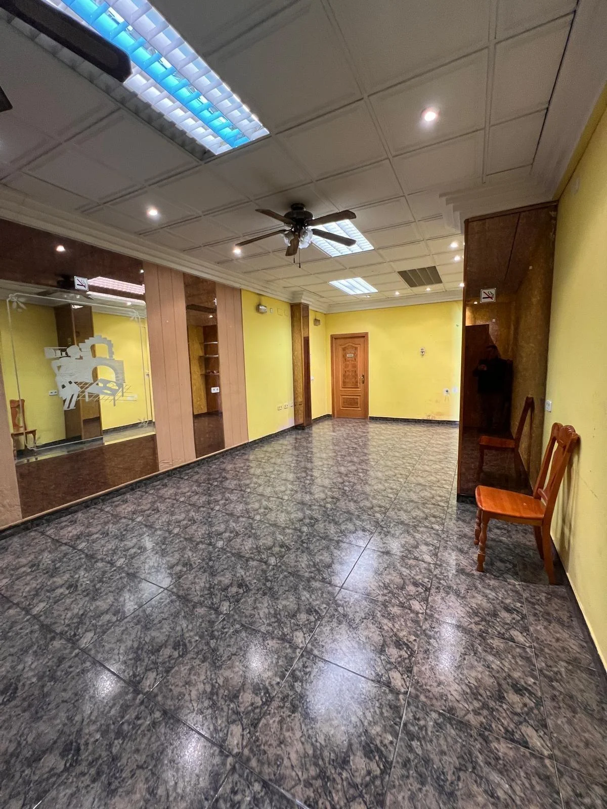 Local comercial cuidado cerca del metro