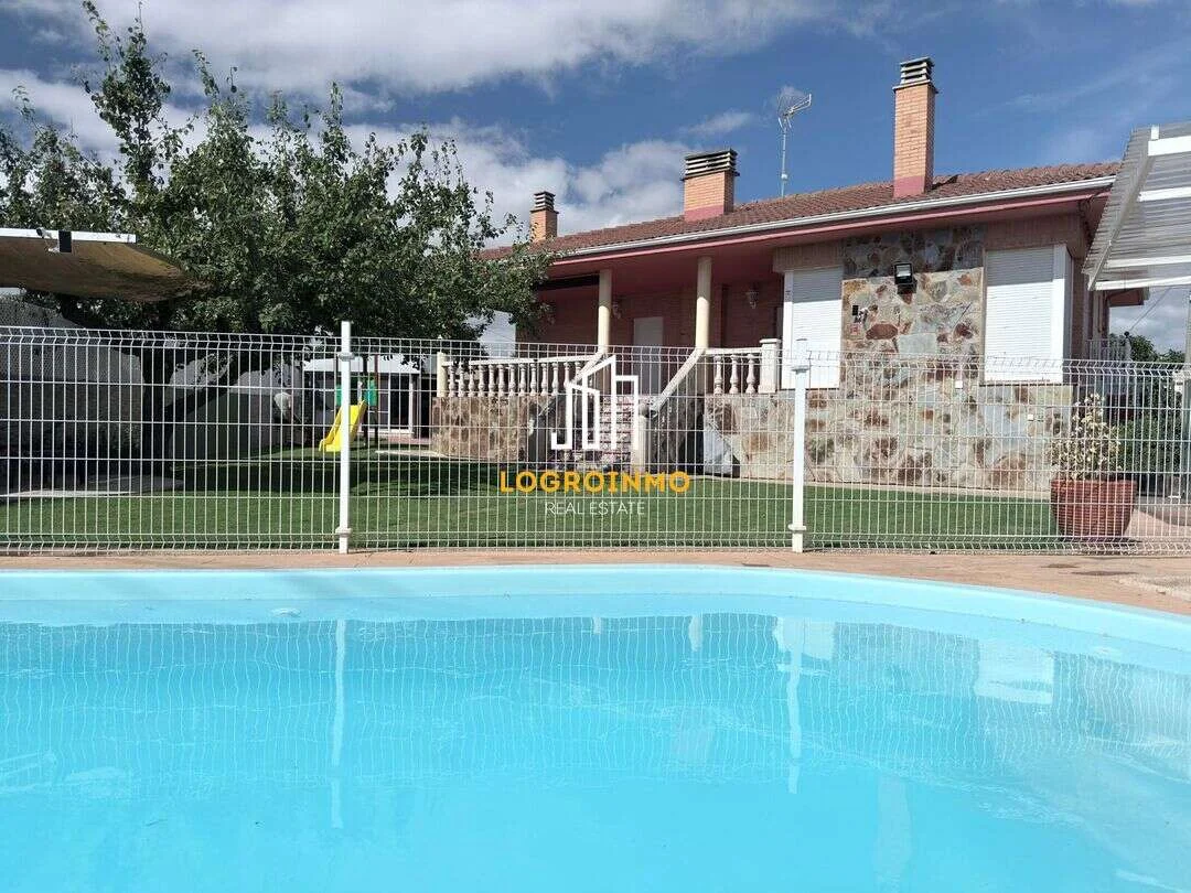 Spacious chalet near Logroño with pool